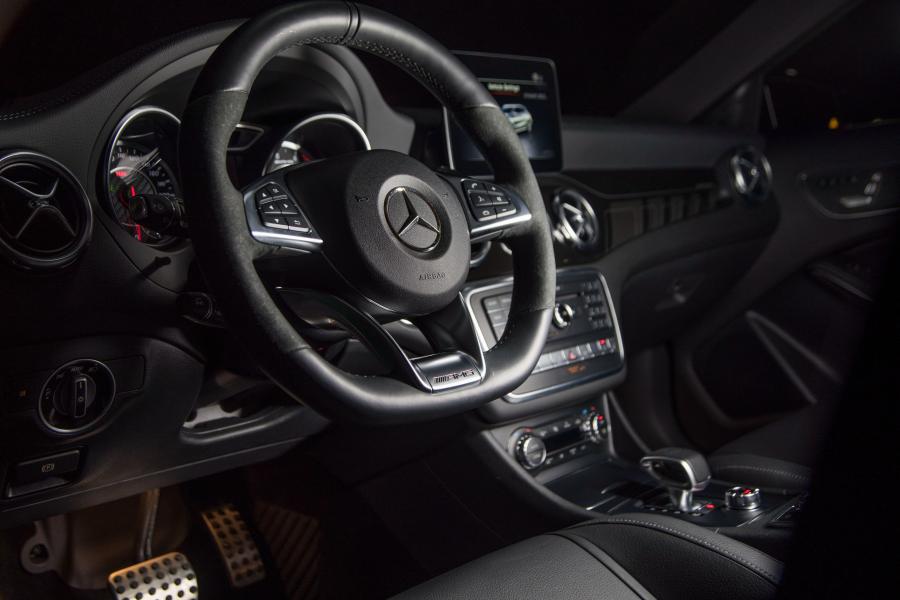 Интерьер Mercedes-AMG GLA45 4Matic (X156) 2017 года  (NA) (фото 27 из 31)